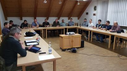 Bild: gi
Die Kommandanten der Feuerwehren des Marktes Moosbach treffen sich zur Besprechung wichtiger Anschaffungen und Vorhaben im Feuerwehrhaus Moosbach.