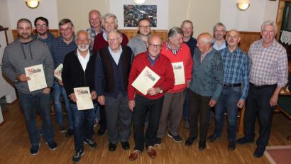 Bild: u
Beim Gründerstammtisch der Hirschauer Anglerfreunde ehrt Vorsitzender Klaus Forster (rechts) Mitglieder für ihre Vereinstreue (von links): Dominic Gradl, Zweiter Vorsitzender Stefan Dotzler, Walter Wiesinger, Siegfried Böller, Robert Dotzler, Robert Hierl, Josef Wiesnet, Manfred Schröter, Werner Huber, Walter Fehlner, Joachim Schlaffer, Herbert Rubenbauer, Walter Majecki und August Stauber.