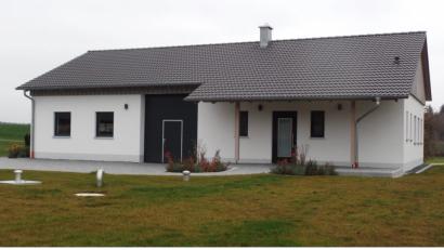 Bild: Brendel, Hubert (BR)
Als neuen Lebensmittelpunkt für die Altzirkendorf sah Bürgermeister Jürgen Kürzinger die errichtete Mehrzweckhalle, die im September eingeweiht und damit ihren Bestimmungen übergeben wurde.