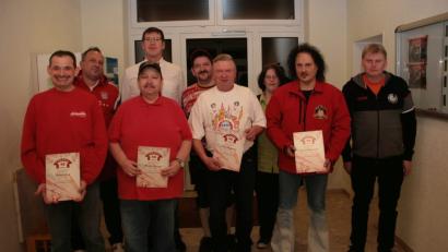 Bild: wro
Mit Urkunden ehrt der Wiesauer Fanclub die Mitglieder, die den "Red Flames" seit 25 Jahren die Treue halten. Vorsitzender Markus Dürnhofer (rechts) und Marcus Fritsch vom Fanclub Wildenau (Zweiter von links) gratulieren den Jubilaren.