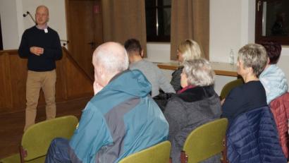 Bild: weu
Heilpraktiker Oliver Günzler brachte im voll besetzten Pfarrheim den Zuhörern die Problematik „Zucker“ in kompetenter Weise nahe.