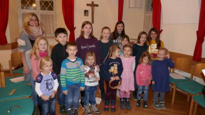 Bild: exb
Ins Programm des Adventssingens in Steinmühle bringt sich auch der Leonberger Kinderchor unter der Leitung von Michaela Teubner (links) ein.