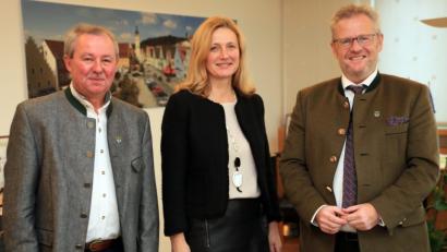 Bild: ch
Nach fast 40 Jahren im Dienst der Stadt geht Pressesprecher Lothar Mulzer (links) in Pension. Seine Nachfolgerin ist Maria Schuierer (Mitte). Oberbürgermeister Andreas Feller (links) würdigte die "hervorragende Arbeit" Mulzers.