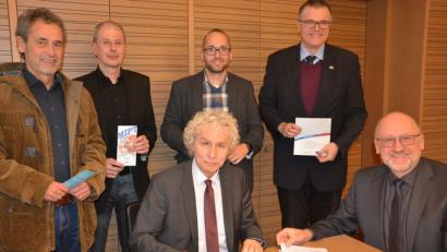 Bild: jr
Landrat Wolfgang Lippert (sitzend links) nahm den Förderbescheid von Euregio-Egrensis-Geschäftsführer Harald Ehm entgegen. Bei der Übergabe mit dabei waren (stehend von links) Schulamtsdirektor Rudolf Kunz, Projektleiter Hilmar Fütterer, Zukunftscoach Andreas Büttner und Alexander Dietz, von der Euregio Egrensis.
