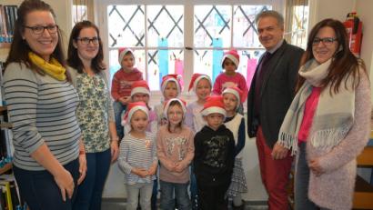 Bild: jr
Neun Vorschulkinder schmückten am Donnerstagvormittag zwei Fenster der Stadtbücherei. Mit im Bild (von links) Sandra Schug, Kinderpflegerin Laura Giehl, Bürgermeister Roland Grillmeier und Kinderhaus-Leiterin Sigrid Eger.