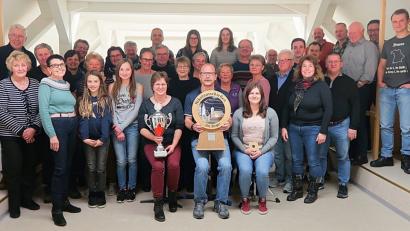 Bild: bsc
Beate Stock und Rudi Wildenauer (vorne, sitzend von links) sowie Wolfgang Schlicht (Fünfter von rechts) sind die erfolgreichsten Schützen des Nuss- und Nikolausschießens. Vorsitzende Edeltraud Kaßeckert (vorne, Zweite von links) gratuliert den Siegern und den weiteren Platzierten der einzelnen Wettbewerbe.