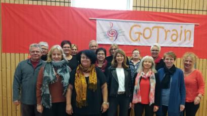 Bild: sei
Mit 15 Sängerinnen und Sängern und Chorleiterin Remona Fink (vorne, Zweite von links) bildet sich der Chor "Hope and Joy" bei einem Gospel-Workshop in der Hallertau weiter.