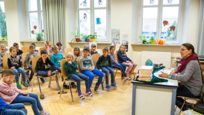 Bild: gz
Die Autorin Corinna Wallner liest aus ihrem Buch und die Kinder spielen die traurigen und lustigen Ausschnitte nach.