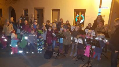 Bild: amö
Die Kinder und Mitwirkenden beim Winklarner Adventskalender hatten sich Gedanken rund um das Thema "Adventskranz" gemacht..