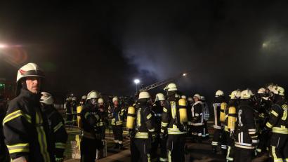 Bild: Wolfgang Steinbacher
Unermüdlichen Einsatz zeigen die Feuerwehrleute beim Brand in Weigendorf.