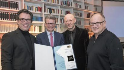 Bild: Kultusministerium/Wolfgang M. Weber
Kunstminister Bernd Sibler (Zweiter von links) mit den Preisträgern Gerhard Wilhelm Schmidt-Schönenberg (links), Wilhelm Koch und Manfred Wilhelm (von rechts) vom Büro Wilhelm Verlag.