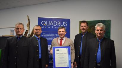 Bild: bnr
IHK-Geschäftsstellenleiter Manuel Lischka (Mitte) gratulierte den Geschäftsführern der Firma Quadrus Metalltechnik zum 20-jährigen Betriebsjubiläum. Über die Urkunde freuten sich von links Hans Meier, Alois Gsödl, Werner Prüfling und Anton Prüfling. Markus Gsödl war zu diesem Termin verhindert.