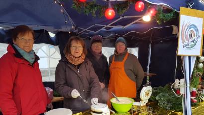 Bild: hir
An zahlreichen Ständen und Buden gab es kulinarische Köstlichkeiten und Geschenkartikel.