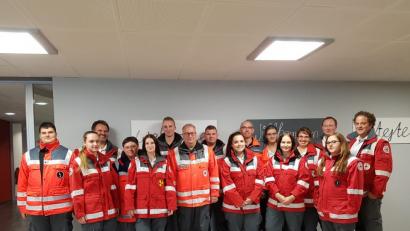 Bild: exb
BRK-Ausbilder und Fachdienstleiter Ralf Arnold (Dritter von rechts) und Elisabeth Stahl (Vierte von links) leiten Grundlehrgang Betreuungsdienst im BRK-Kreisverband Tirschenreuth für 15 ehrenamtliche Mitarbeiter.