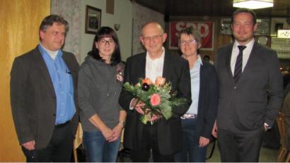 Bild: sei
Für die SPD geht Manfred Klier (Mitte) ins Rennen für das Bürgermeisteramt. Fraktionssprecherin Daniela Fuhrmann(Zweiter von rechts), SPD-Vorsitzende und Markträtin Andrea Bertelshofer (Zweite von links) sowie Marktratskollege Bernhard Weigl (links) gratulieren. Bundestagsabgeordneter Uli Grötsch (rechts) bescheinigt Klier die Fähigkeit, Mantel in die Zukunft zu führen.