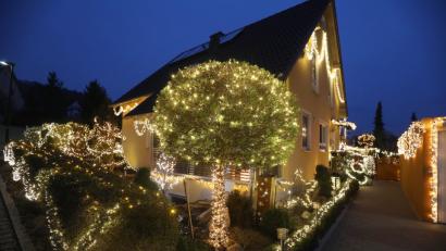 Bild: Wolfgang Steinbacher
60.000 Lichter machen dieses Haus in Raigering zum Blickfang und Kunstwerk.