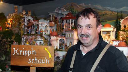 Bild: tr
Hubert Haubner, Sprecher der Krippenfreunde im OWV zeigt unter vielen anderen seine große Krippe beim vierten Plößberger Krippenweg.