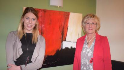 Bild: bnr
Mit einer Vernissage eröffnete die Künstlerin Irene Ehemann (links) ihre Bilderausstellung im Musikcafe "B 14". Die Laudatio hielt Stephanie Riermeier.