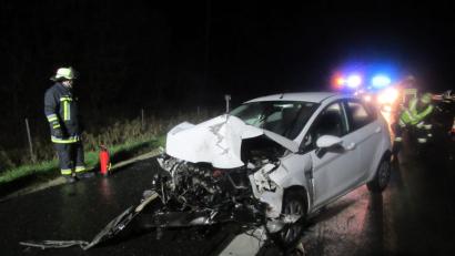 Bild: exb
Der Ford Fiesta ist nur noch Schrott. Zum Glück sind die zwei Insassen des Autos nur leich verletzt worden.