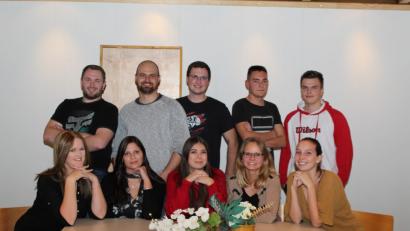 Bild: exb
Die Akteure freuen sich schon auf die sechs Theateraufführungen in Rothenstadt: (hinten, von links) Matthias Bäumler, Stefan Oppitz, Michael Hösl, Toni Forster, Kilian Schönberger (Souffleur) und (vorne von links) Julia Biebl, Carina Großmann, Anne Gradl, Daniela Bock und Saskia Härtl.