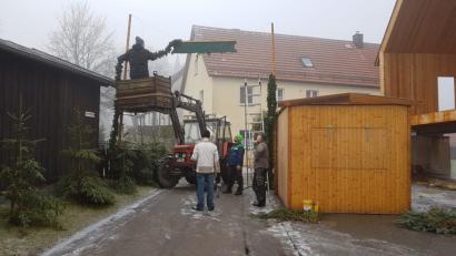 Bild: gi
Die Helfer des Fördervereins haben bis zur Eröffnung des 12. Weihnachtsmarkts auf Schloss Burgtreswitz viel zu tun.