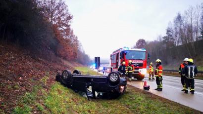 Bild: Alexander Auer
Auf der A93 zwischen Saalhaupt und Hausen hat sich eine Autofahrerin mit ihrem Skoda Fabia überschlagen.