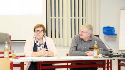 Bild: njn
Schulleiterin Hannelore Doleschal und Trägervereinsvorsitzender Johannes Reger erstatten Bericht.