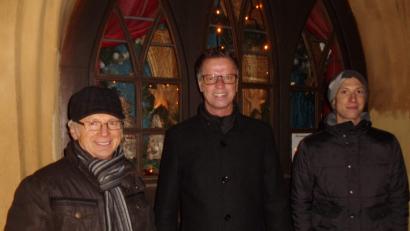 Bild: u
Bürgermeister Hermann Falk (Mitte) öffnete am Samstag das erste Türchen des Lebendigen Adventskalenders. Mit im Bild: Gewerbeverbands-Vorsitzender Alfred Härtl (links) und Michael Meier, Vorsitzender des Heimat- und Trachtenvereins.