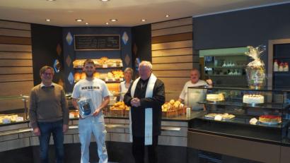 Bild: gz
Pfarrer Erwin Bauer segnet im Beisein von Bäckermeister Matthias Karl und Bürgermeister Reiner Gäbl (von rechts) sowie Petra und Erhard Karl das neugestaltete Bäckergeschäft.