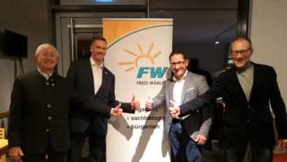 Bild: rn
Der Landtagsabgeordnete der Freien Wähler Tobias Gotthardt (Zweiter von rechts) sieht sich in seinem künftigen "Revier" um. Über sein Kommen freuten sich zweiter Vorsitzender Karl Lorenz (rechts) sowie (von links) Kreisrat Karl Meier und Ortsvorsitzender Thomas Riedl.