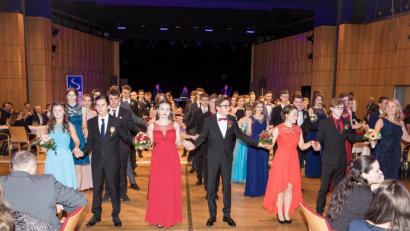 Bild: exb
Beim feierlichen Tanzkursabschluss im ACC machen die Sulzbach-Rosenberger Gymnasiasten durch die Bank eine gute Figur.