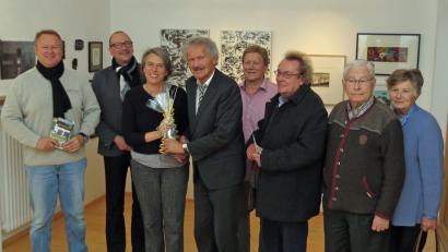Bild: Dobmeier
Freie-Wähler-Chef Bernhard Schlicht (Vierter von rechts) dankt Kunsterzieherin Irene Fritz für die Führung durch den Kunstbau.