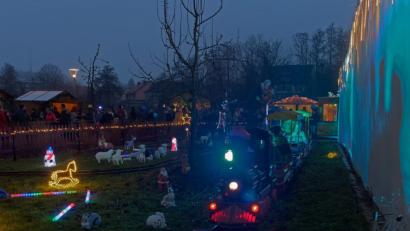 Bild: tr
Wer am Samstag den Tirschenreuther Weihnachtsmarkt besuchte, hat alles richtig gemacht. Es blieb nämlich trocken und auch die Temperaturen waren sehr erträglich. Am Sonntag trübten über weite Strecken Regen und Wind das Vergnügen.