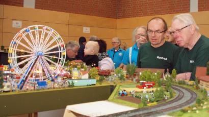 Bild: sön
Die befreundete Interessengemeinschaft Pegnitztal war mit ihrer H-0-Anlage (Maßstab 1:87) mit Berglandschaft, Bahnhof, und Freizeitpark mit Riesenrad dabei.