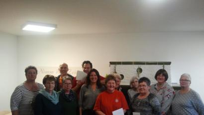 Bild: ads
AsF-Vorsitzende Ute Pirke (links), Bärbel Grützner (Dritte von links) und Marianne Hartman (Dritte von rechts) überreichen drei Schecks in Höhe von je 100 Euro an Petra Prem, Leiterin der Loew’schen Einrichtungen, und der Mertenberger Hausleiterin Monika Kick.