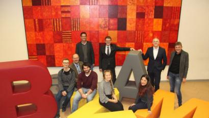 Bild: Claudia Wittmann/exb
Andreas Ferstl (Schülersprecher FOS/BOS), Schulleiter Martin Wurdack (sitzend), Oberstudienrat Gerd Fischer, Mitglied des Fördervereins, Christopher Maurer (Schülersprecher, sitzend), Andreas Reindl (Schatzmeister), Marina Schirner, Luisa Felzmann (beide ebenfalls Schülersprecherinnen), Vereinsvorsitzender Alexander Düssil und sein Stellvertreter Georg Wittmann (von links) freuen sich über die neuen Buchstabenmöbel.