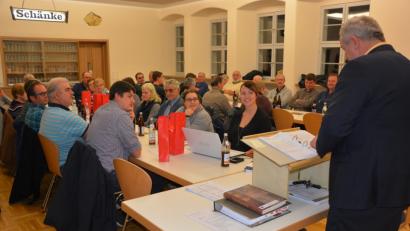 Bild: jr
Bürgermeister Johann Burger (rechts) berichtet vor rund 40 Zuhörern über das Geschehen in der Gemeinde.