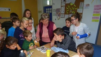 Bild: exb
Die Winklarner Lehrerin Annemarie Mösbauer führte Schüler der Doktor-Eisenbarth-Mittelschule in die Geheimnisse der Hinterglasmalerei ein.