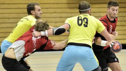 Bild: Ziegler
Wie ein Wrestler im Ring hält der wuchtige Helmbrechtser Kreisläufer Mirco Echardt (Mitte) mit der linken Hand den Sulzbacher Kreisspieler Filip Dujcak (links) und mit der rechten Rückraumspieler Jonas Rohrbach (rechts) in Schach. Rückraumspieler Paul Seuß (links hinten) unterstützt ihn dabei.