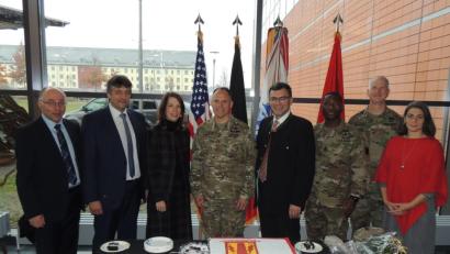 Bild: mor
Gäste und Gastgeber beim Aufstellungsappell der 41. US-Feldartillerie Brigade (von links): Stellvertretender Landrat Albert Nickl, Bürgermeister Edgar Knobloch, US-Generalkonsulin Meghan Gregonis, Brigadegeneral Christopher C. LaNeve, Staatsminister Florian Herrmann, Command Sergeant Major Samuel H. Zoker, Brigadekommandeur Oberst Seth Knazovich und Portia Knazovich.