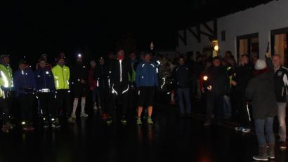 Bild: fpoz
Ausgerüstet mit Stirnlampen und Fackeln machten sich die Läufer auf die zehn Kilometer lange Strecke.