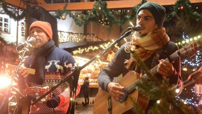 Bild: Kunz
Manuel Meier und Sebastian Schierlinger verbreiten als Duo "Ohrange" eine wohlige Atmosphäre auf Weidens Christkindlmarkt.