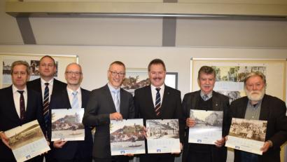 Bild: bnr
Die Vorstände der Raiffeisenbank im Naabtal präsentierten den Landkreiskalender 2019. Das erste Exemplar übergab Vorstandssprecher Bernhard Werner (Dritter von rechts) an Stellvertretenden Landrat Jakob Scharf (Zweiter von rechts). Die Gestaltung des Kalenders lag in den bewährten Händen von Günter Moser (rechts), dem ein "Kunstwerk" gelungen ist.
