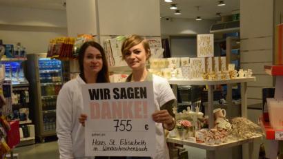 Bild: Kunz
Filialleiterin Katharina Römisch (rechts) freut sich über die Spende an das Haus St. Elisabeth in Windischeschenbach, das benachteiligte Kinder unterstützt.