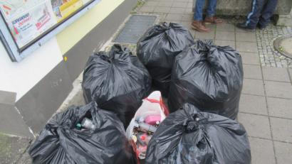Bild: Polizei Schwandorf
Die Bundespolizei stellte am Schwandorfer Bahnhof mehrere Säcke mit Pfandflaschen sicher.
