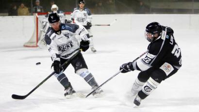 Bild: Butzhammer
Vaclav Benak (links) steuerte ein Tor zum Sieg in Trostberg bei.