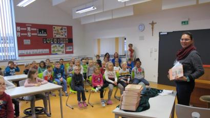Bild: khg
Aufmerksam folgen die Vilsecker Zweitklässler dem Vortrag von Kinderbuchautorin Corinna Wallner aus Lohma bei Pleystein.