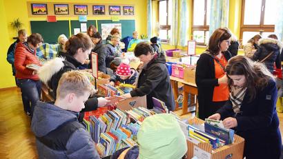 Bild: ü
In den Schulräumen drängten sich Kinder und Erwachsene um den angebotenen Lesestoff.