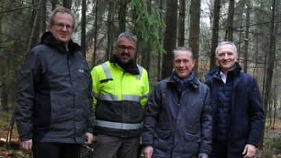 Bild: gf
Ortsheimatpfleger Rainer Hoffmann, Bernd Lang, Zweiter Bürgermeister Hermann Böhm und Landtagsabgeordneter Harald Schwartz (von links) sind sich sicher, dass der Granitblock jahrhundertelang an dieser Stelle liegenbleibt und dadurch den geografischen Mittelpunkt des Landkreises Amberg-Sulzbach markiert.