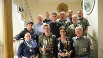 Bild: Kunz
Die erfolgreichen Angler des Fischereivereins Weiden mit Fischerkönigin Maria Schäfer (vorne, Zweite von rechts) und Jungfischerkönig Felix Koller (vorne Zweiter von links).